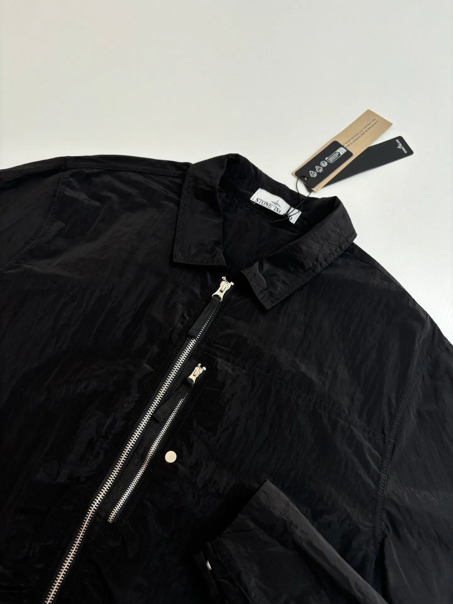 P490 Stone Lslan*/Stone Island Arm Sleeve Logo Jacket Jacket Made of woven nylon fiber, it is extremely lightweight, durable and wear-resistant. During the spinning process, the nylon fiber is steam-treated to obtain a texture comparable to organic fiber. Multiple work pockets are hand-sewn. A finished product is very time-consuming and labor-intensive. Just to pursue the most perfect texture. Classic logo square badge on the placket. Thickened quilting, windproof and warm. A full set of special buttons and hardware accessories. Original YKK zipper fabric is waterproof.  Size：S/M/L/XL